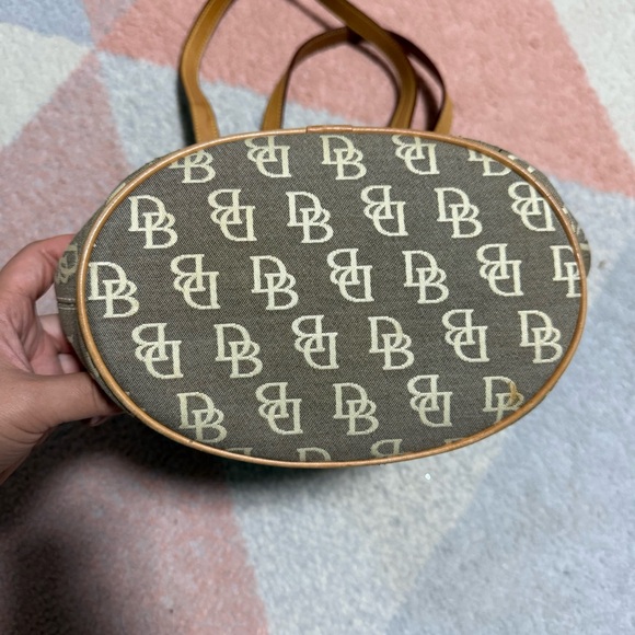 Vintage Authentic Dooney & Bourke Signature Tan & Gray Logo Hobo Bucket Bag - Picture 3 of 9